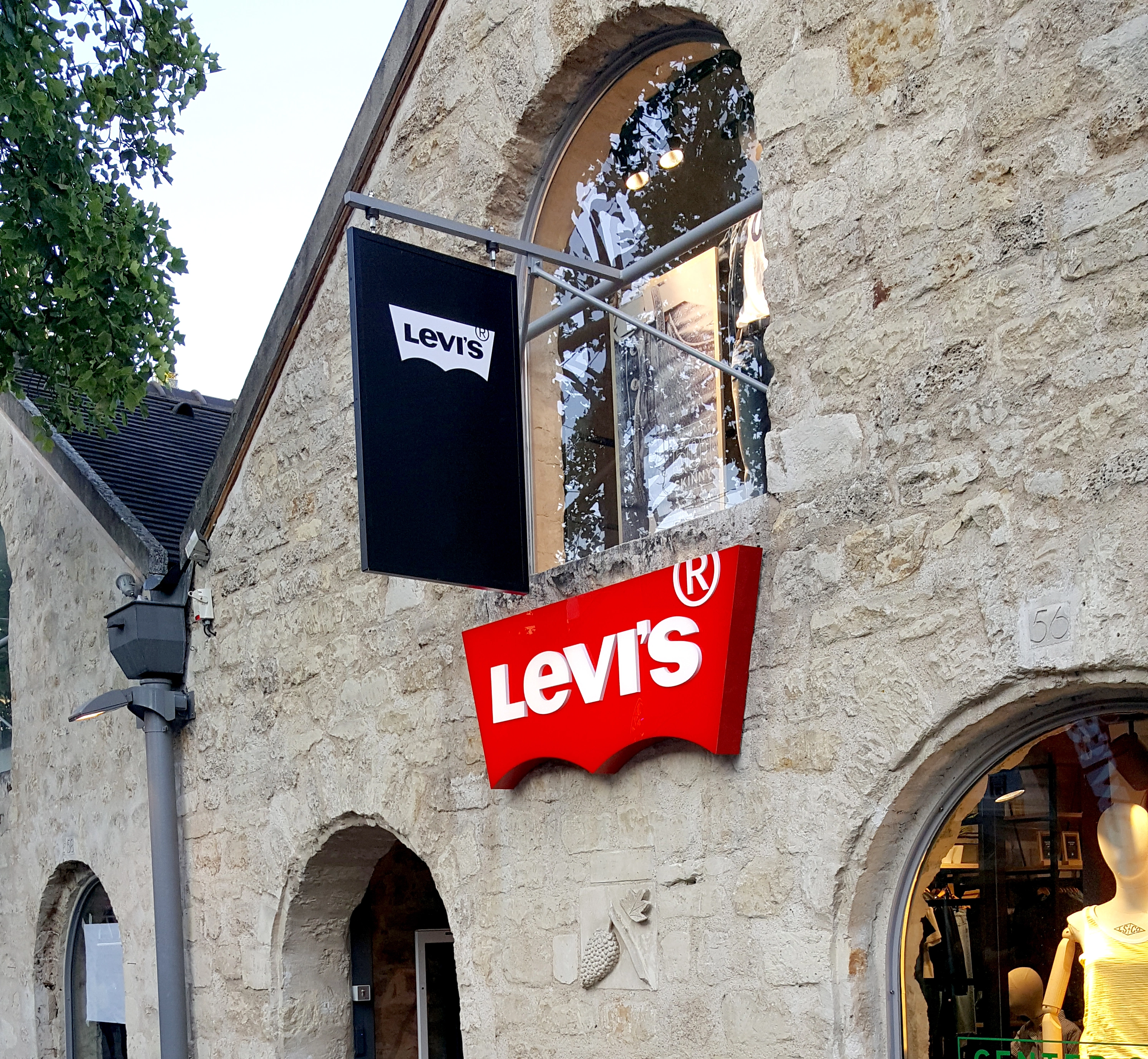 Enseigne commerciale : types, réglementation et impact sur votre activité