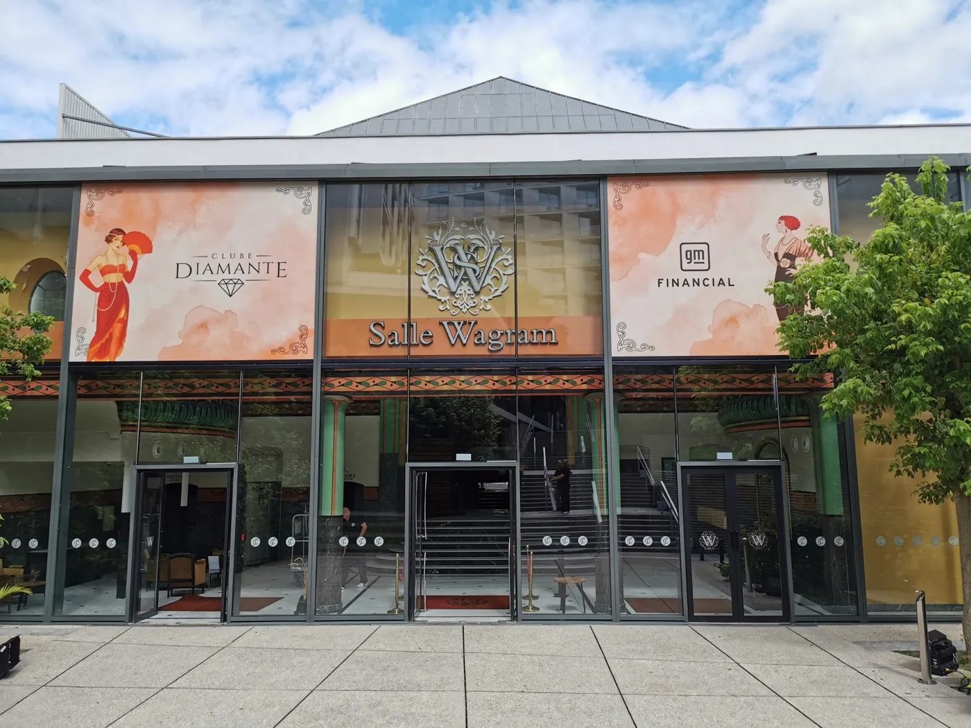 Signalétique extérieure : boostez la visibilité de votre établissement