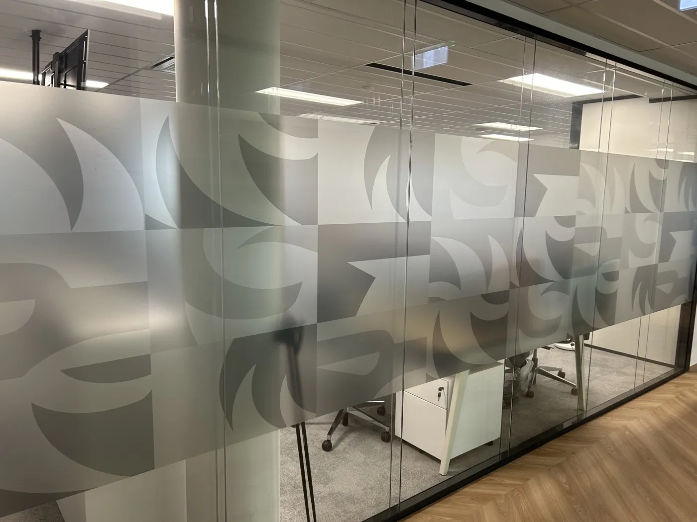 Vitrophanie et films adhésifs : tout ce que vous devez savoir